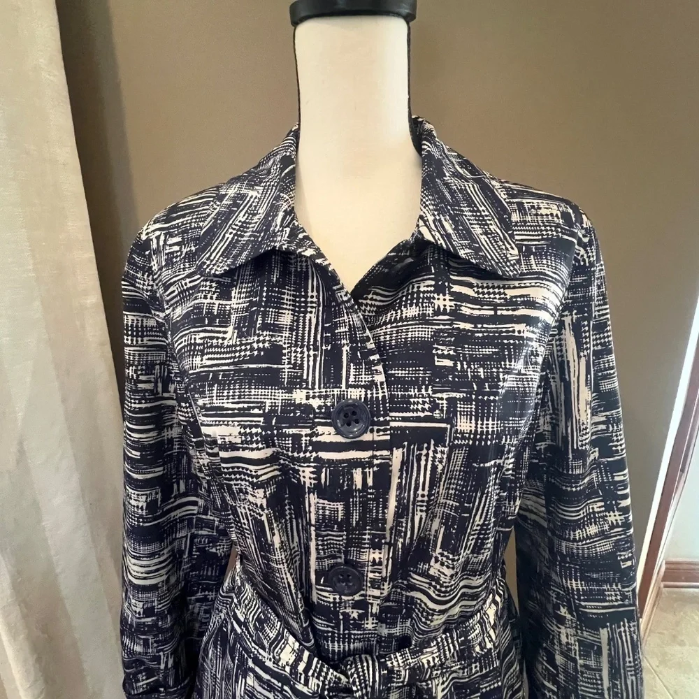 Coldwater Creek Women's Abstract trench raincoat, Blue & Cream, Size Medium - Picture 2 of 14